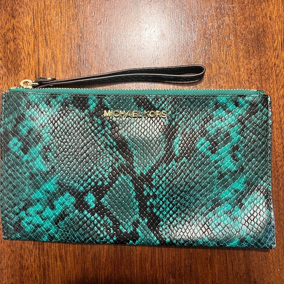 Michael Kors wristlet - Picture 1 of 2